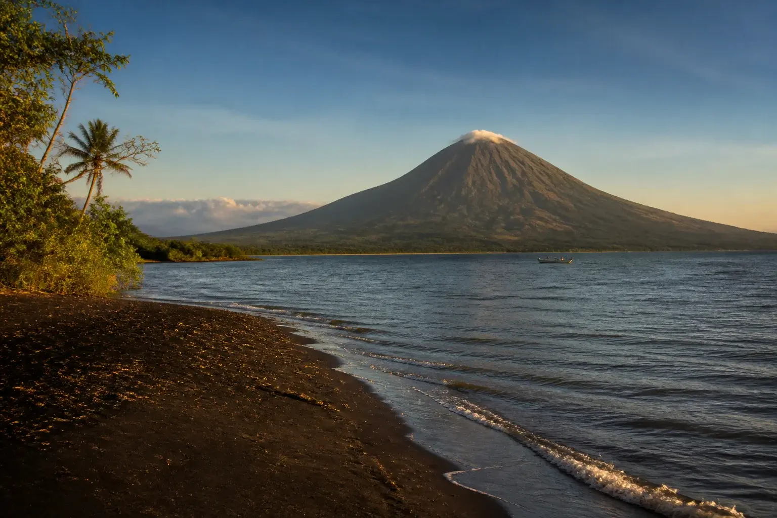 Visuel d’ambiance : volcan et lac au Nicaragua